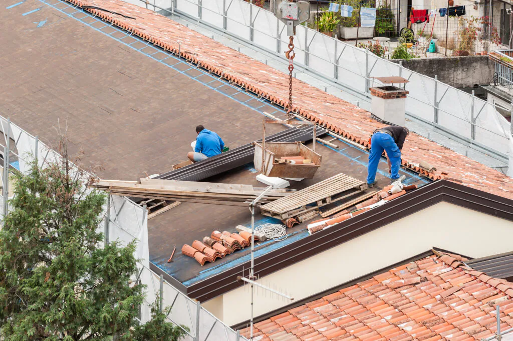 Wind Damage to Roof – Expert Signs and Solutions